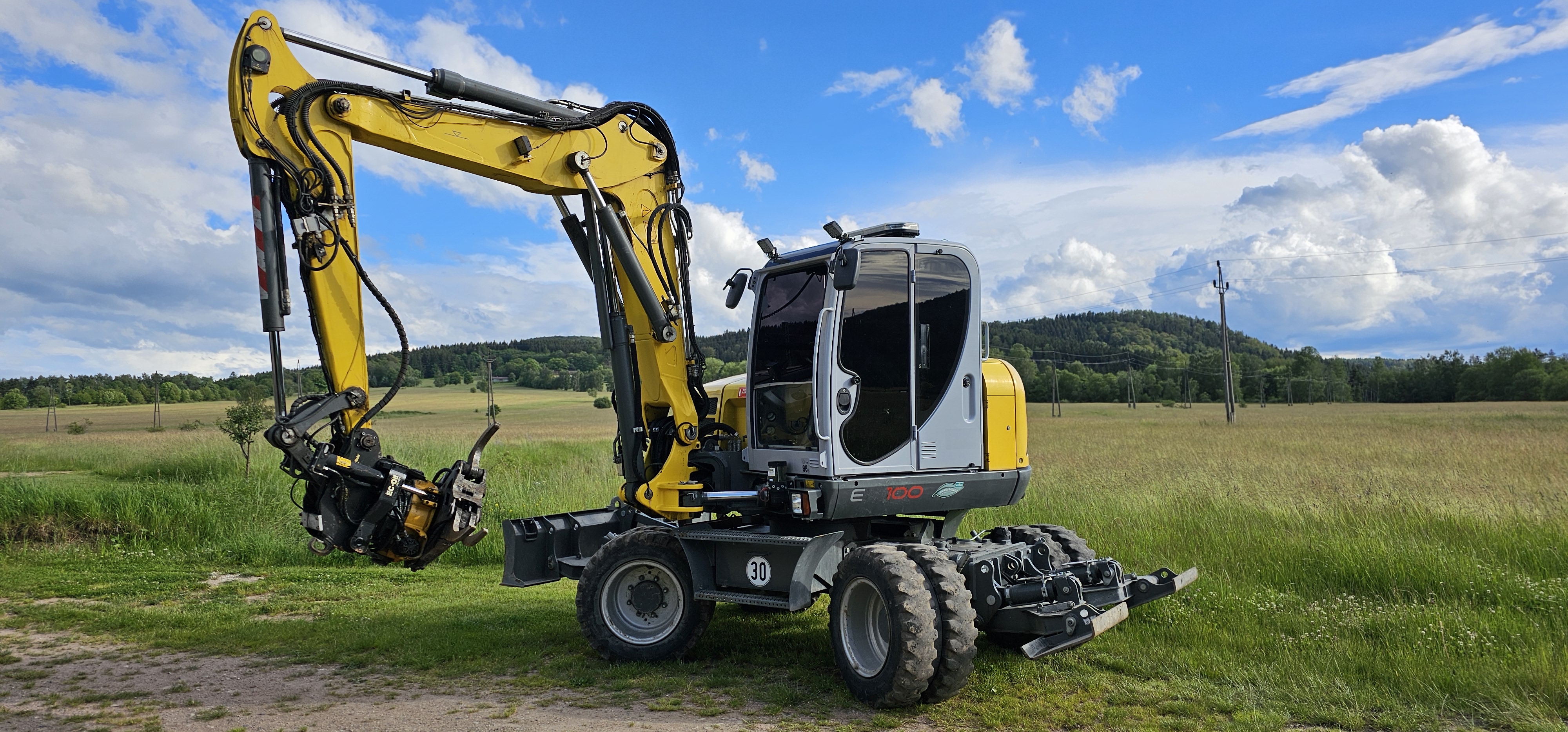 Kolový bagr Wacker Neuson EW 100 s rototilit